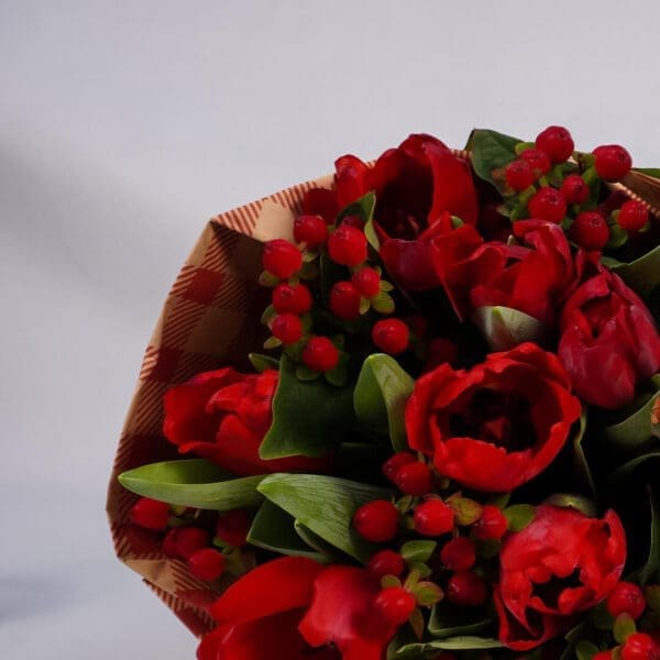 xmas bouquet with Tulips and Berries | Black Tulip Flowers Online